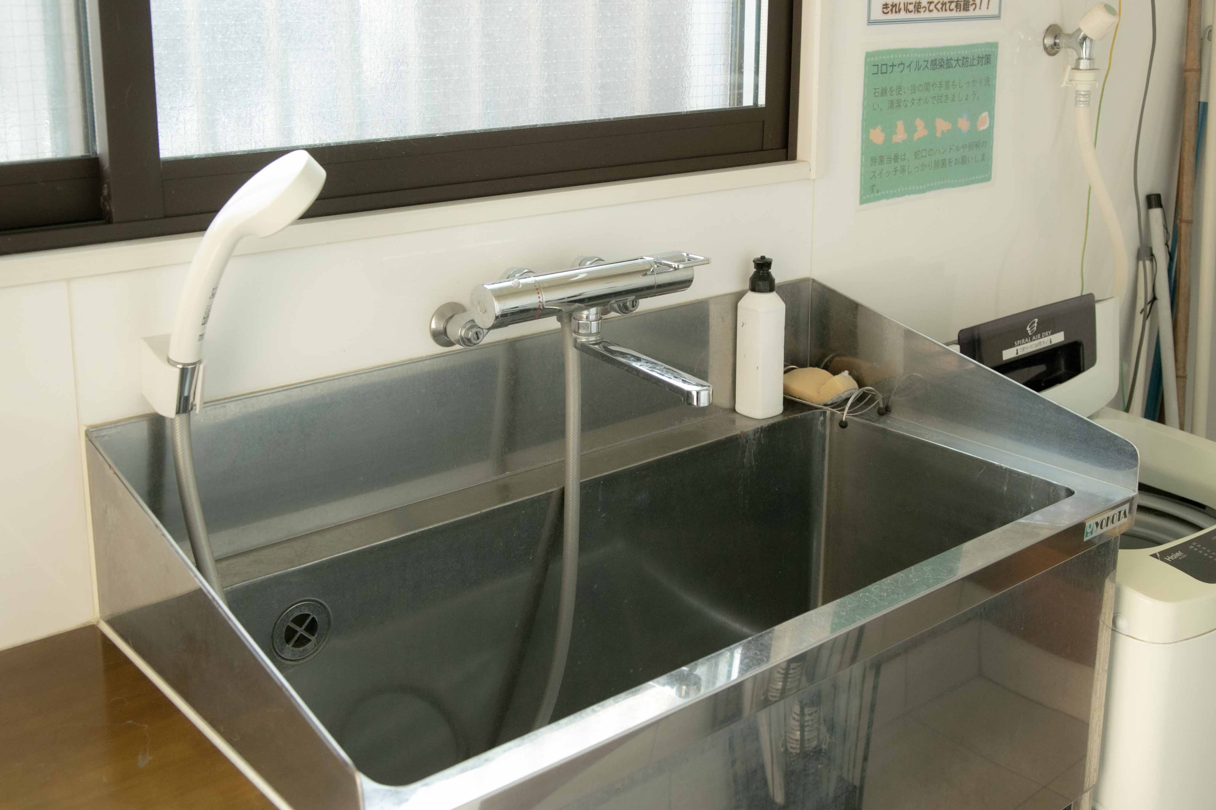 ペット専用バスシンクのシャワーヘッド 犬や猫の洗浄に使いやすい設計