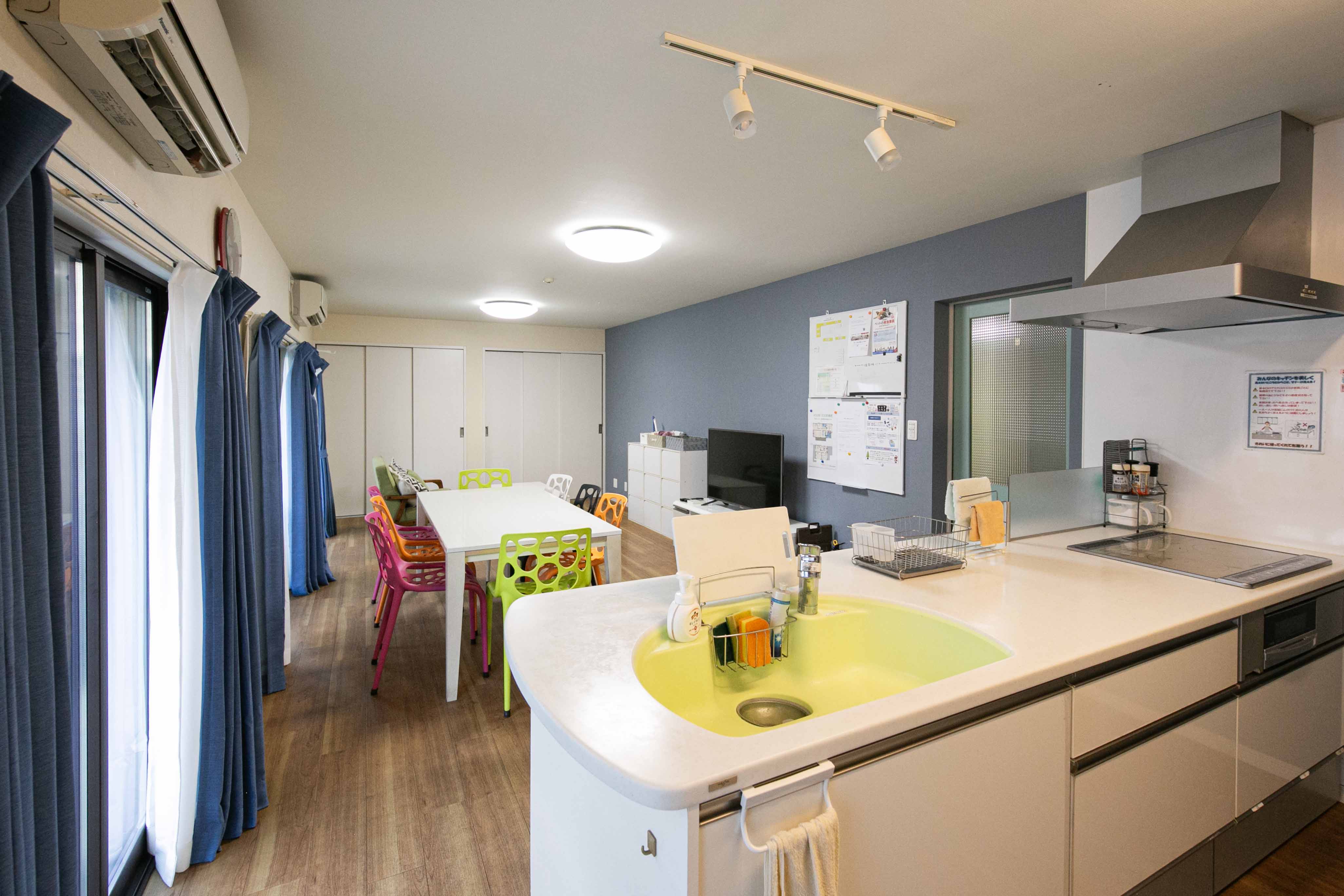 HOUSE-ZOO所沢のキッチンとリビング 入居者が料理しながら交流する空間