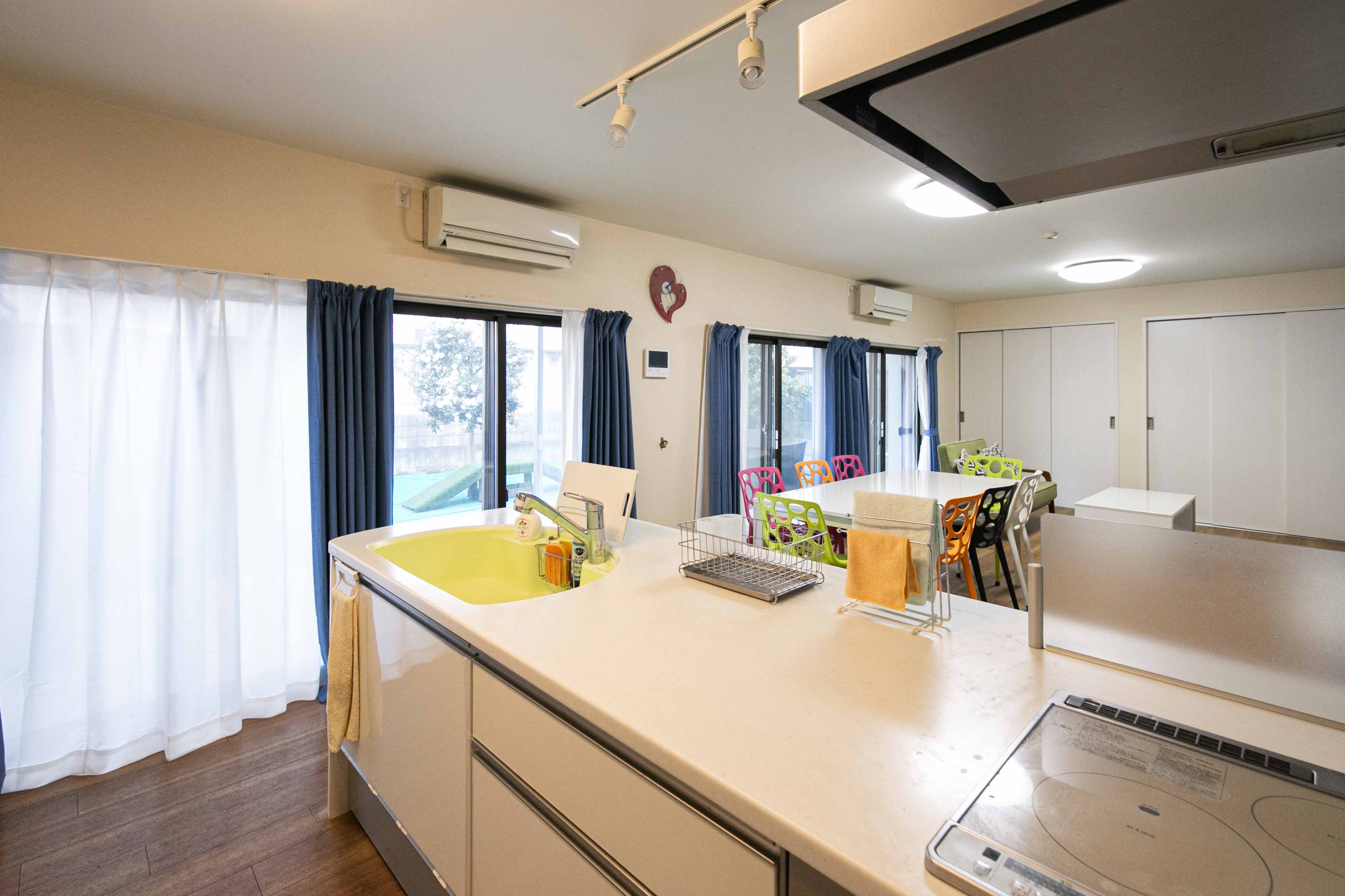 キッチンからドッグランが見えるHOUSE-ZOO所沢 料理しながらペットを見守れる