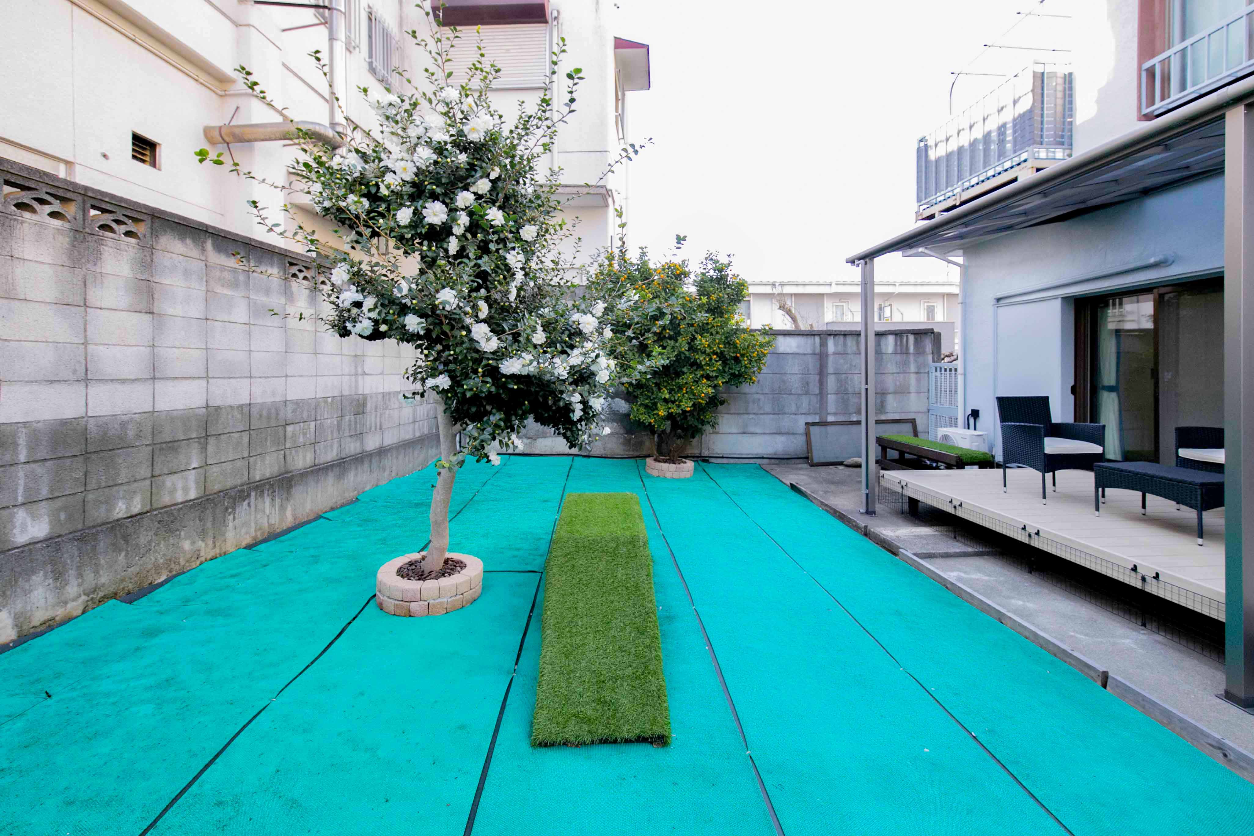 ドッグランの犬の足に優しいゴムマット走路 犬が思いっきり走れる40帖の広さ